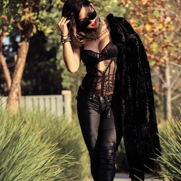 Meet your Posher, Monica - Picture 3 of 4