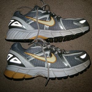 Nike womens gray cross trainers