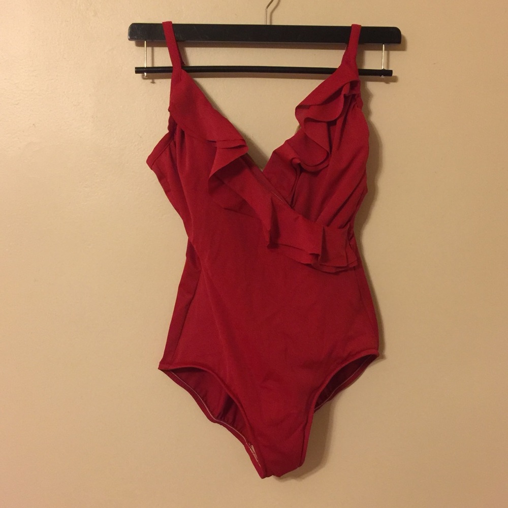 Flirty red one-piece bathing suit! 😍🌹