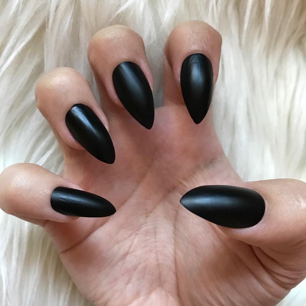 hand-painted matte black false stiletto nails