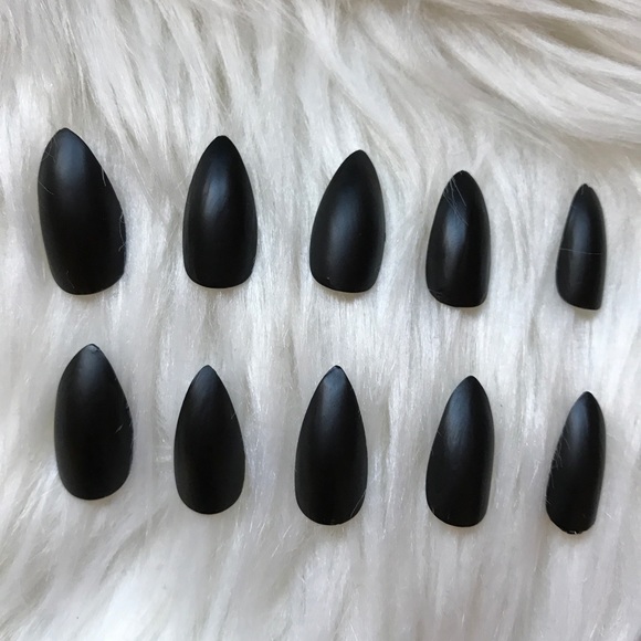 hand-painted matte black false stiletto nails - Picture 2 of 4