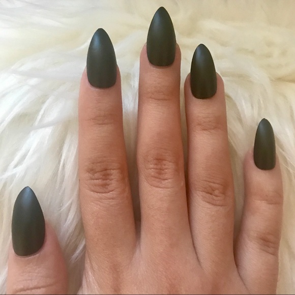 hand-painted matte black false stiletto nails - Picture 3 of 4