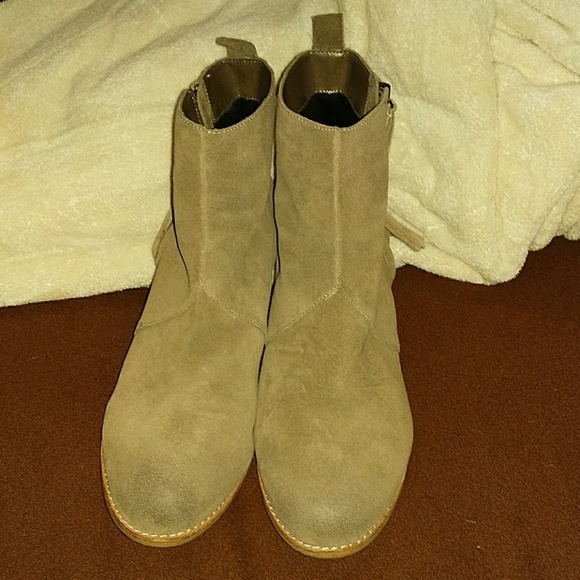 H by Halston tan suede boots - Picture 1 of 4