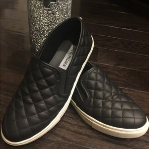 Steve Madden Ecentrcq Quilted Slip on Leather