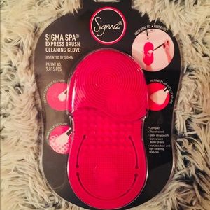 Sigma Spa express brush cleaning glove