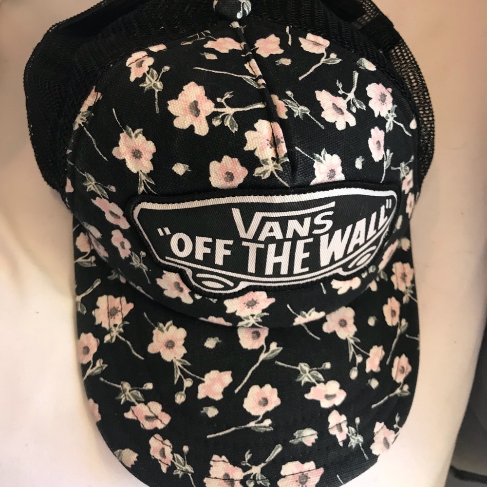 Black + Floral Vans Hat.🌸 NEW NEVER WORN! NO TAGS