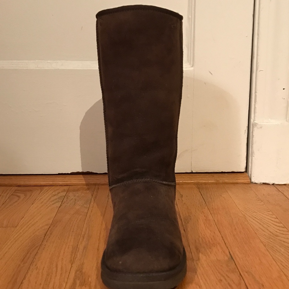 Classic Ugg Boot, size 9, Chocolate Brown