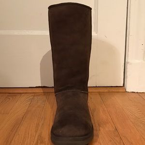 Classic Ugg Boot, size 9, Chocolate Brown