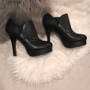 Jennifer Lopez black boots ❤️