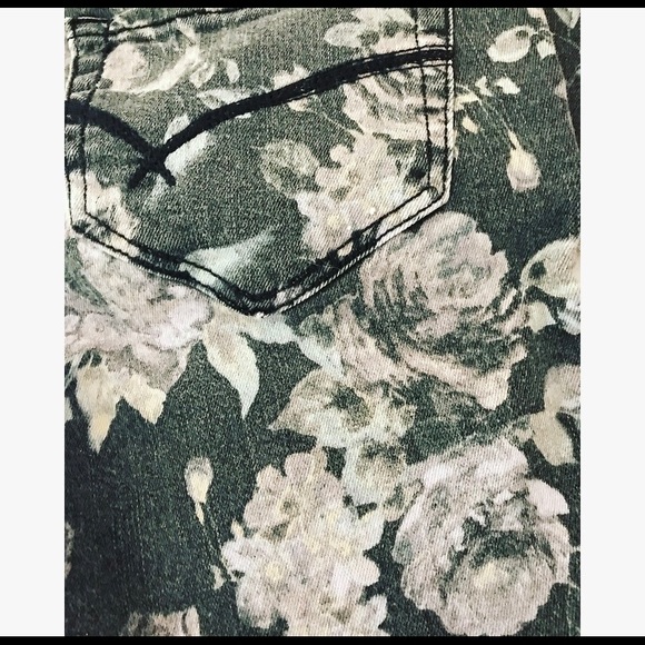 Bullhead Black Floral Skinny Jeans - Picture 4 of 5