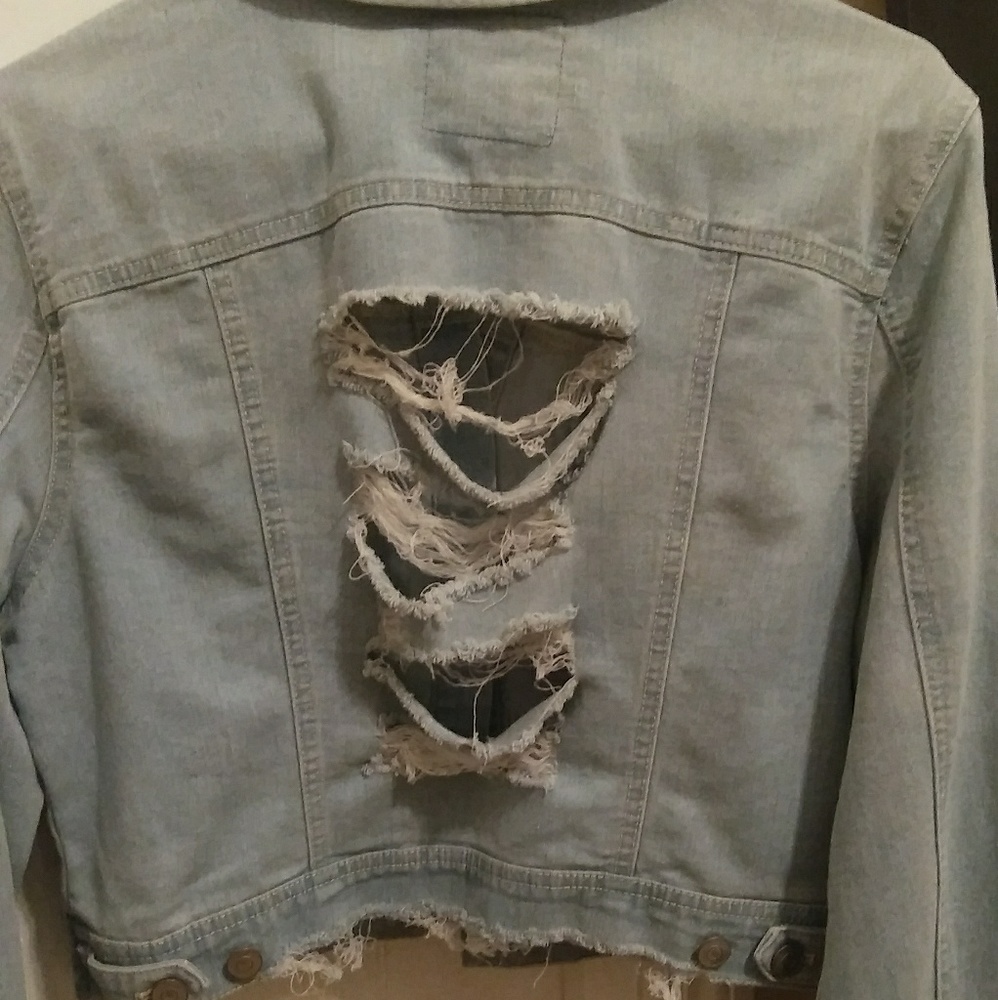 Denim distressed jacket TRENDy