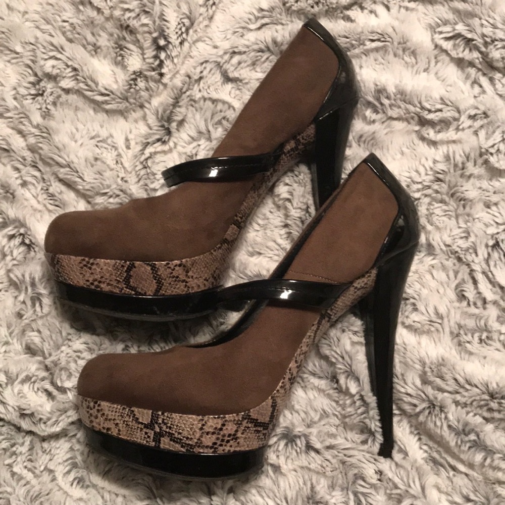 Snakeskin accent platform heels