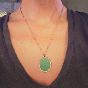 Pretty green/gold stone pendant necklace