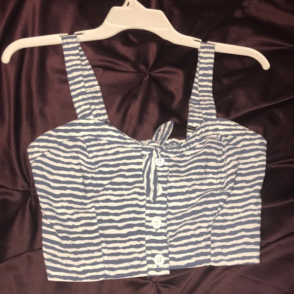 A crop top - Picture 1 of 4