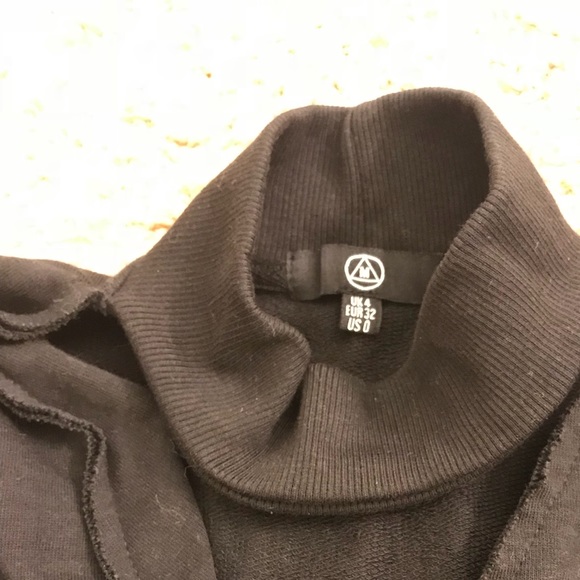 Black top with a chocker cut - Picture 2 of 3