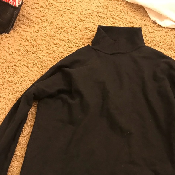 Black top with a chocker cut - Picture 3 of 3