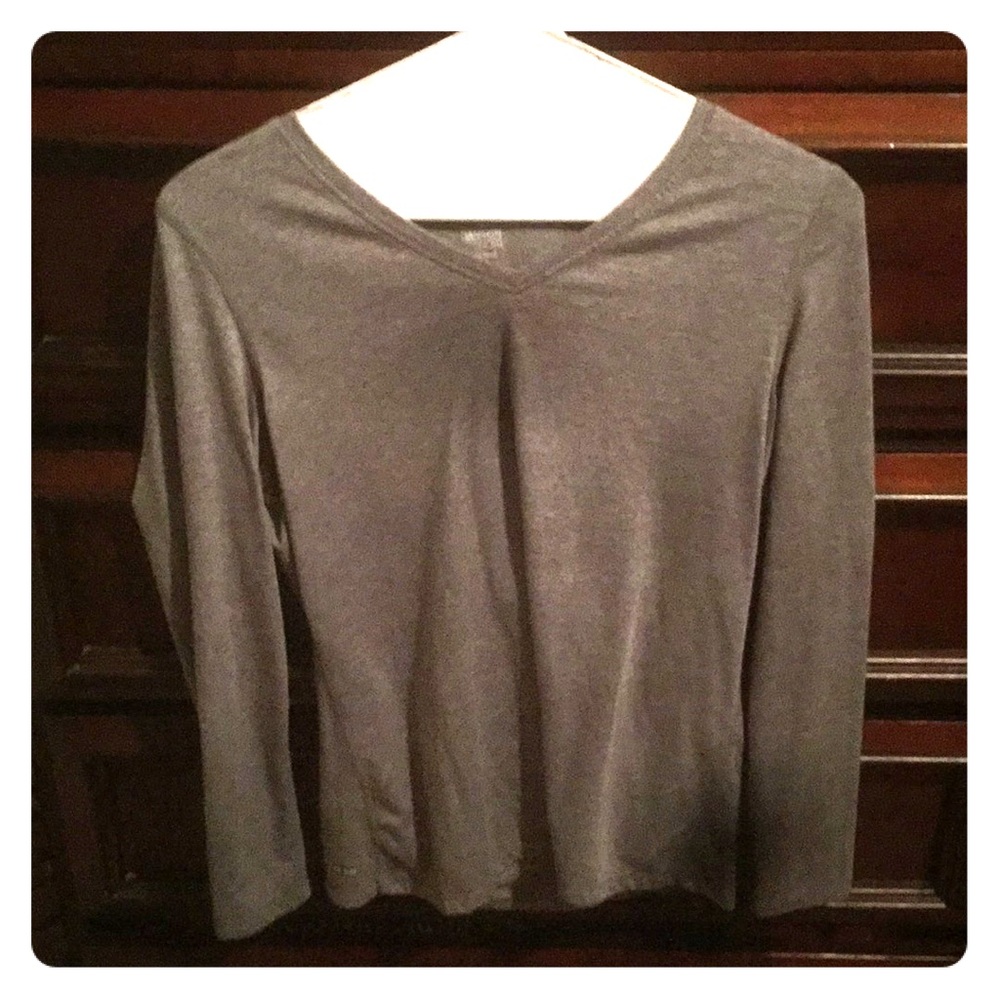 Basic long sleeved v neck.