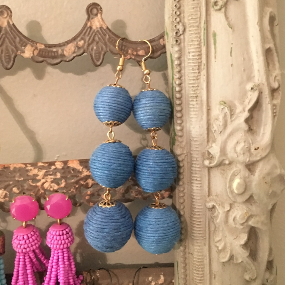 NWOT Blue yarn ball earrings
