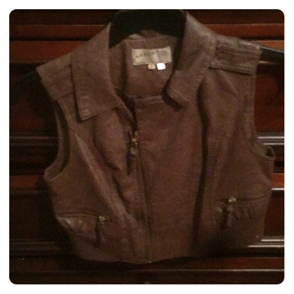 Brown vest with pockets.