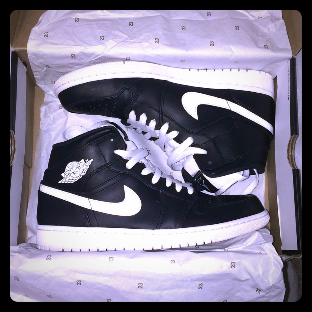 Air Jordan 1 retro Mid OG Black and White