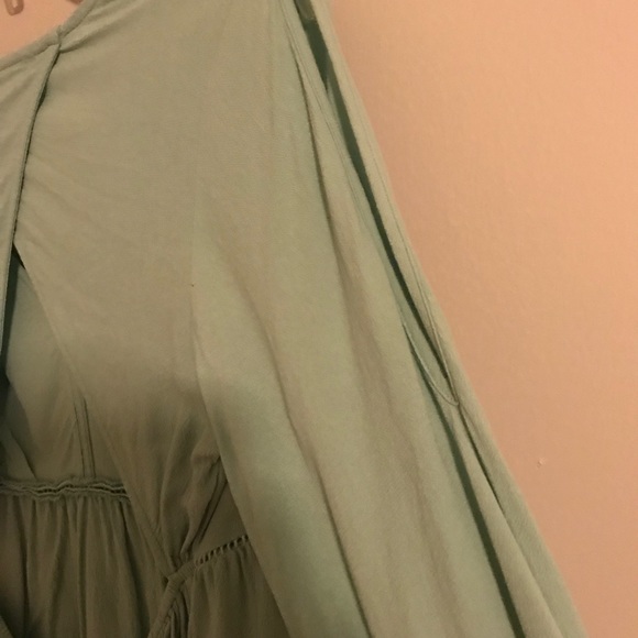 Cute blouse with open back and slit in the sleeves - Picture 3 of 5