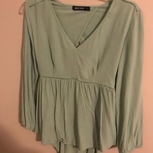 Cute blouse with open back and slit in the sleeves