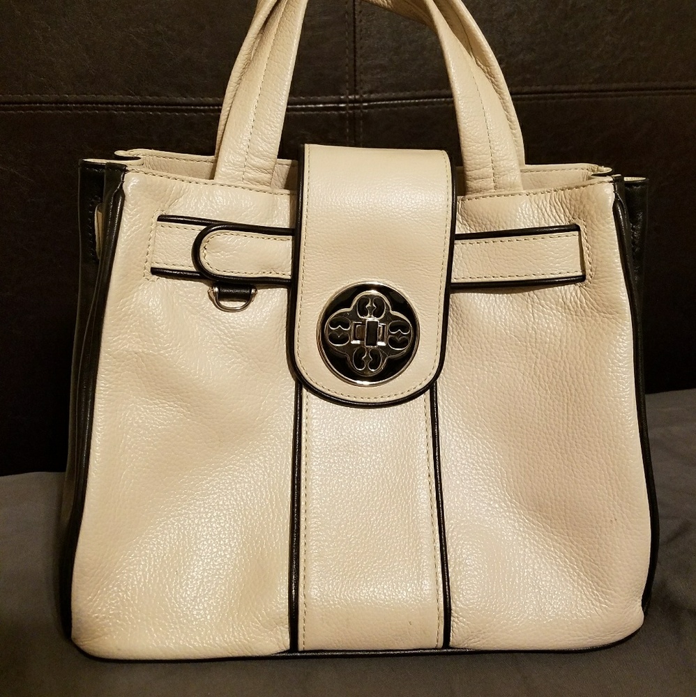 Brighton My Flat in London Abbey top handle handba