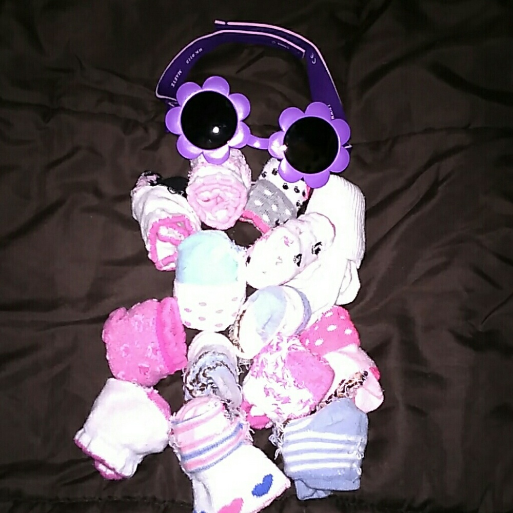 Bundle of 12 baby socks & 1 sunglasses