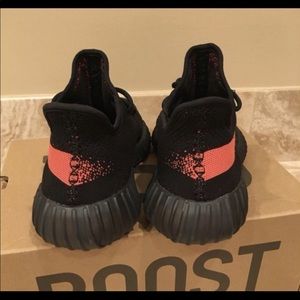 Yeezy boost 350 v2 red stripe