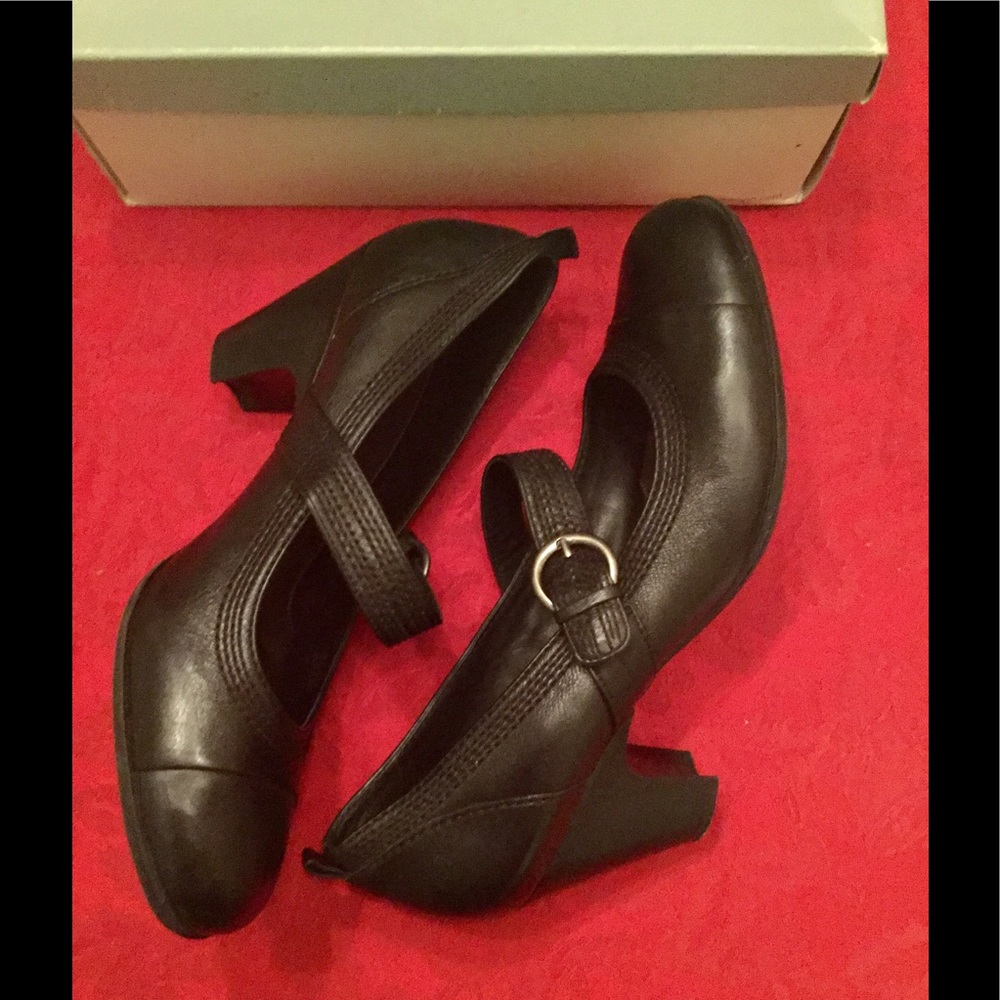 Nurture Black Leather Pumps