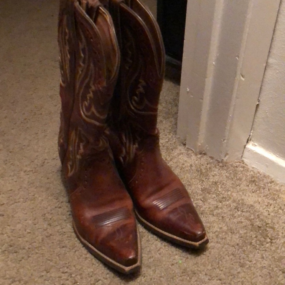 Ariat cowboy boots 7.5 just too narrow for me!