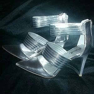 *NEW Stunning silver pumps
