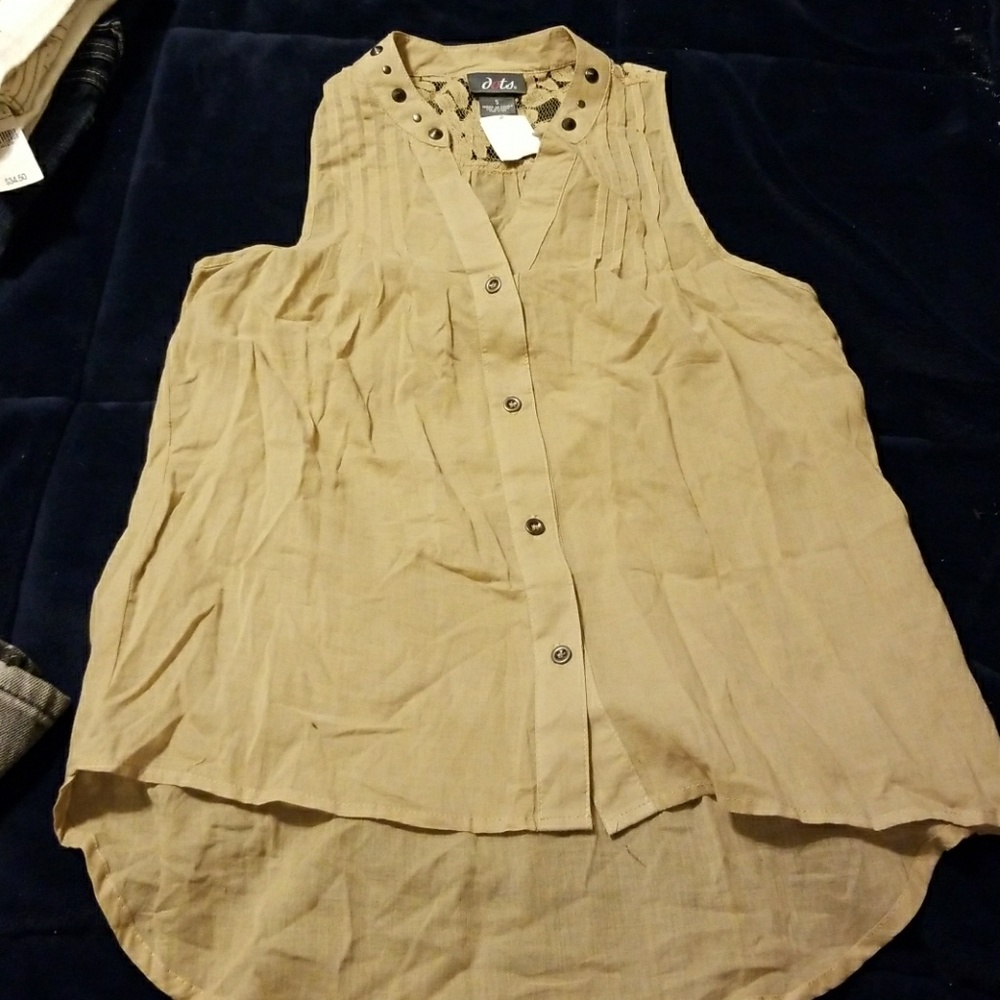 Feminine tan shirt size small