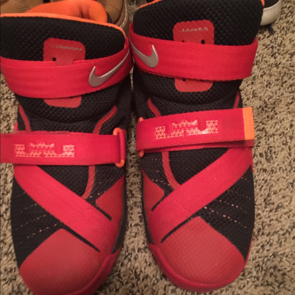 Boys like new Lebron James size 2 basketball shoes