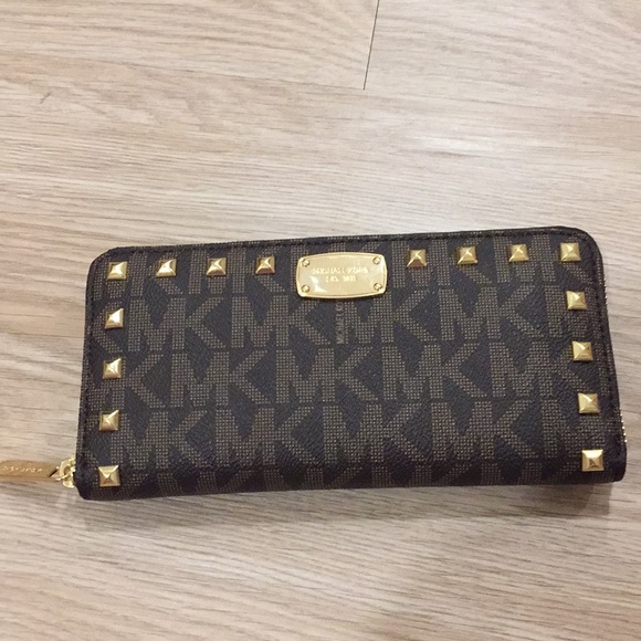 Michael Kors Handbags - NWT Michael kors jet set continental zip wallet