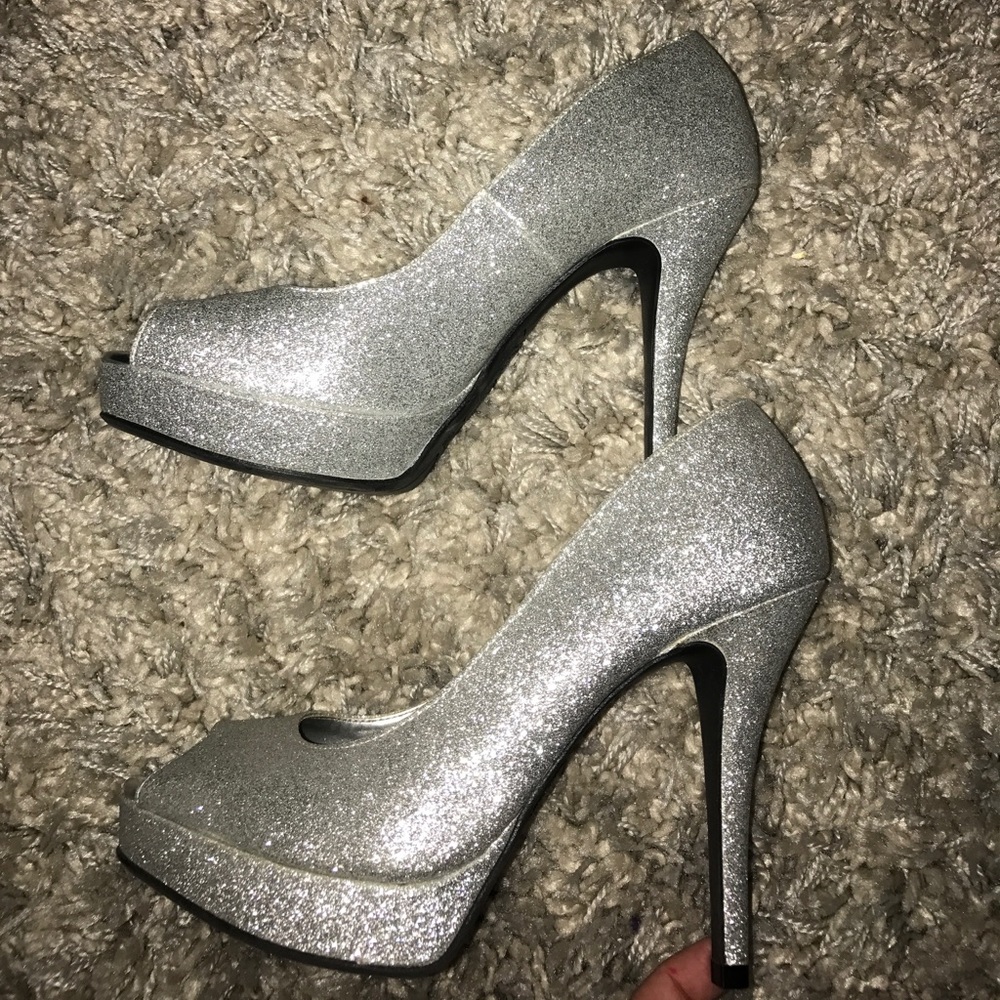 Size 7, Perfect for New Years! Never worn!