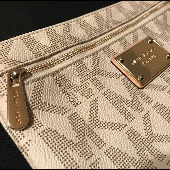 LIKE NEW LIGHTLY USED Michael Kors Jet Set Large Wristlet - Picture 2 of 8