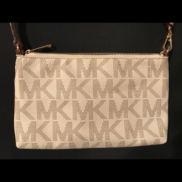 LIKE NEW LIGHTLY USED Michael Kors Jet Set Large Wristlet - Picture 3 of 8