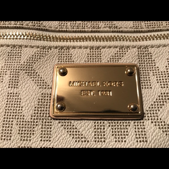 LIKE NEW LIGHTLY USED Michael Kors Jet Set Large Wristlet - Picture 4 of 8