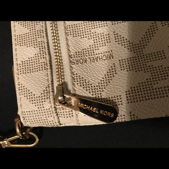 LIKE NEW LIGHTLY USED Michael Kors Jet Set Large Wristlet - Picture 5 of 8