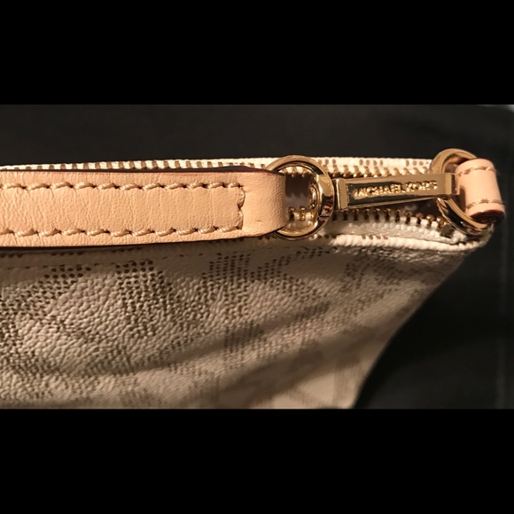 LIKE NEW LIGHTLY USED Michael Kors Jet Set Large Wristlet - Picture 6 of 8