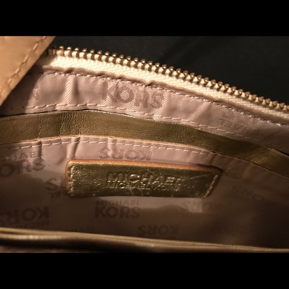 LIKE NEW LIGHTLY USED Michael Kors Jet Set Large Wristlet - Picture 7 of 8