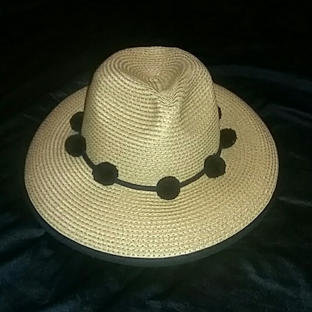 *NEW Pompom decked hat