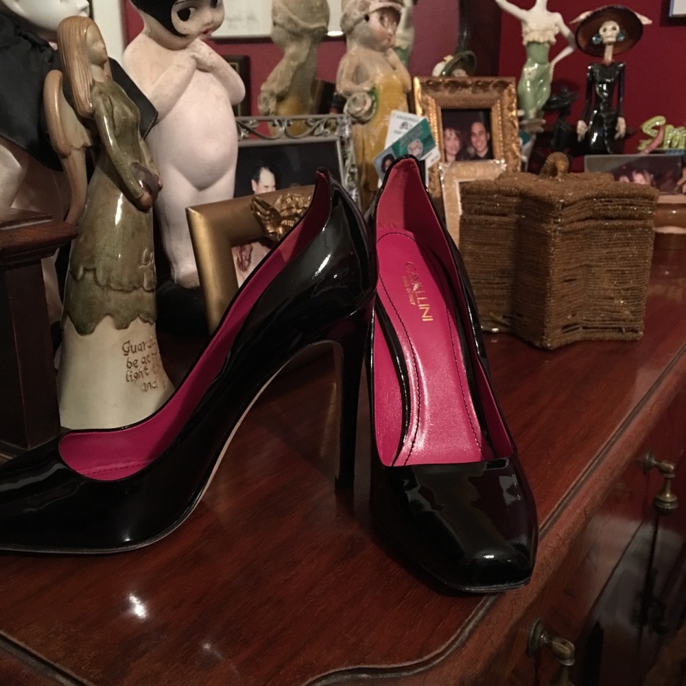 Black pumps