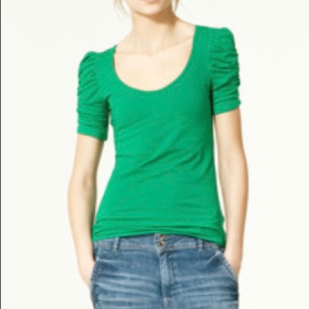 T-shirt sigh gathered sleeves
