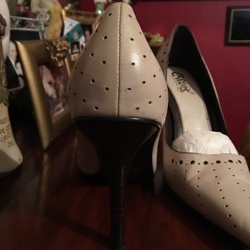 Beige pumps - Picture 2 of 3