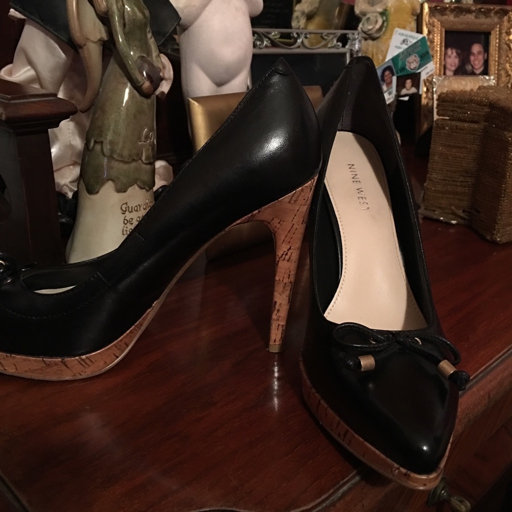 Black pumps