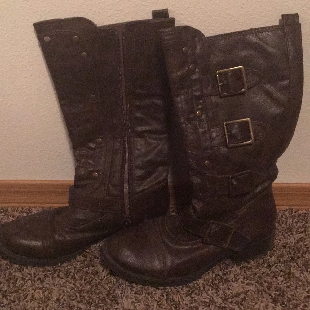 Brown buckle boots