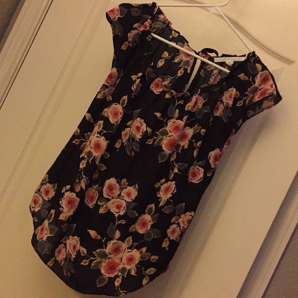 Cute Blouse! Ties from the back.