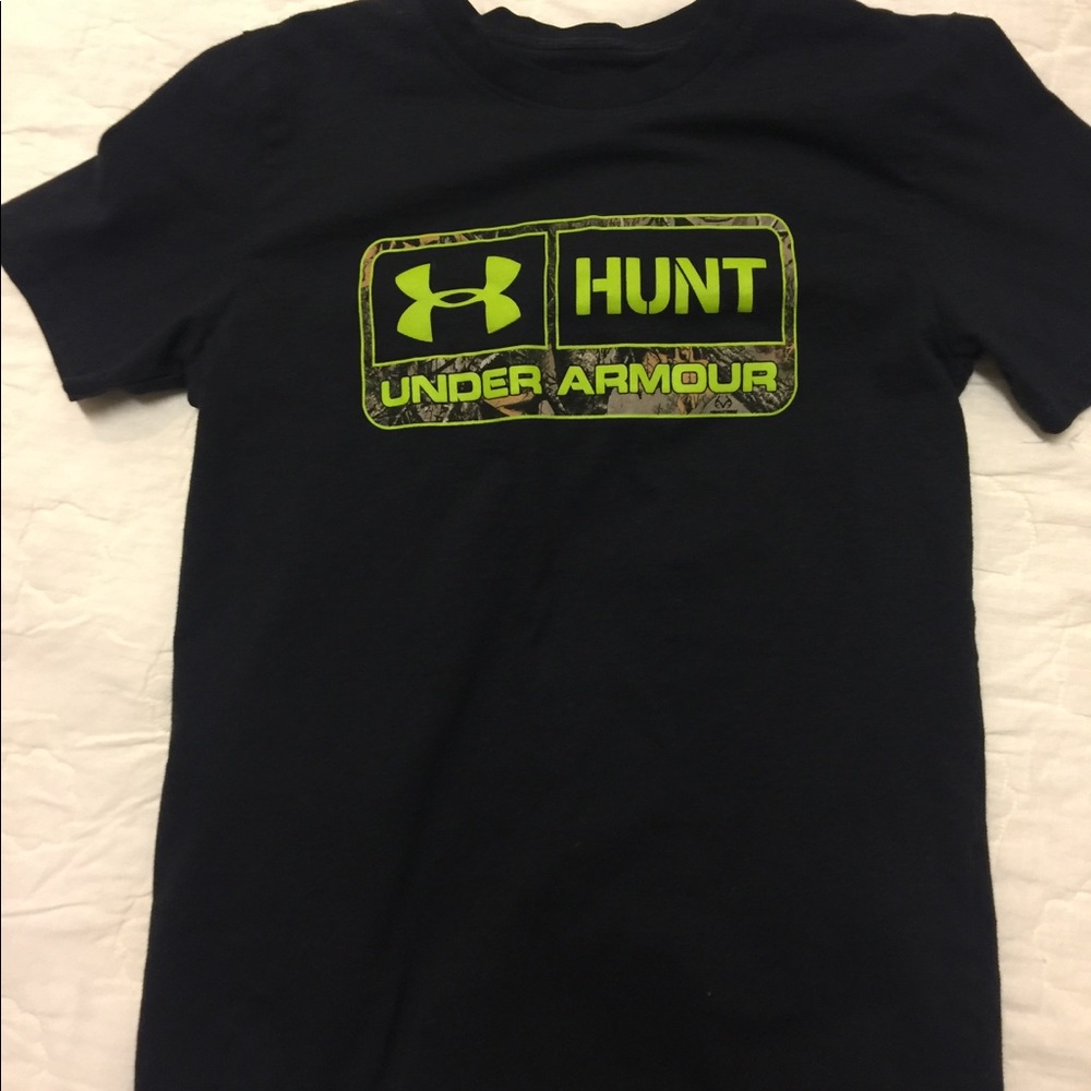 Black Under Armour hung tee shirt size medium.